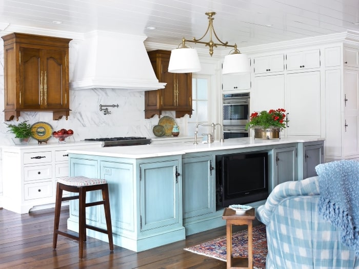 Traditional kitchen with mixed finishes