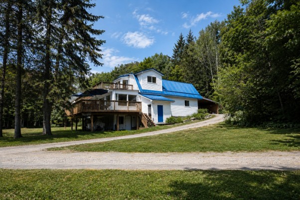 brolaws-cottage-built-for-family