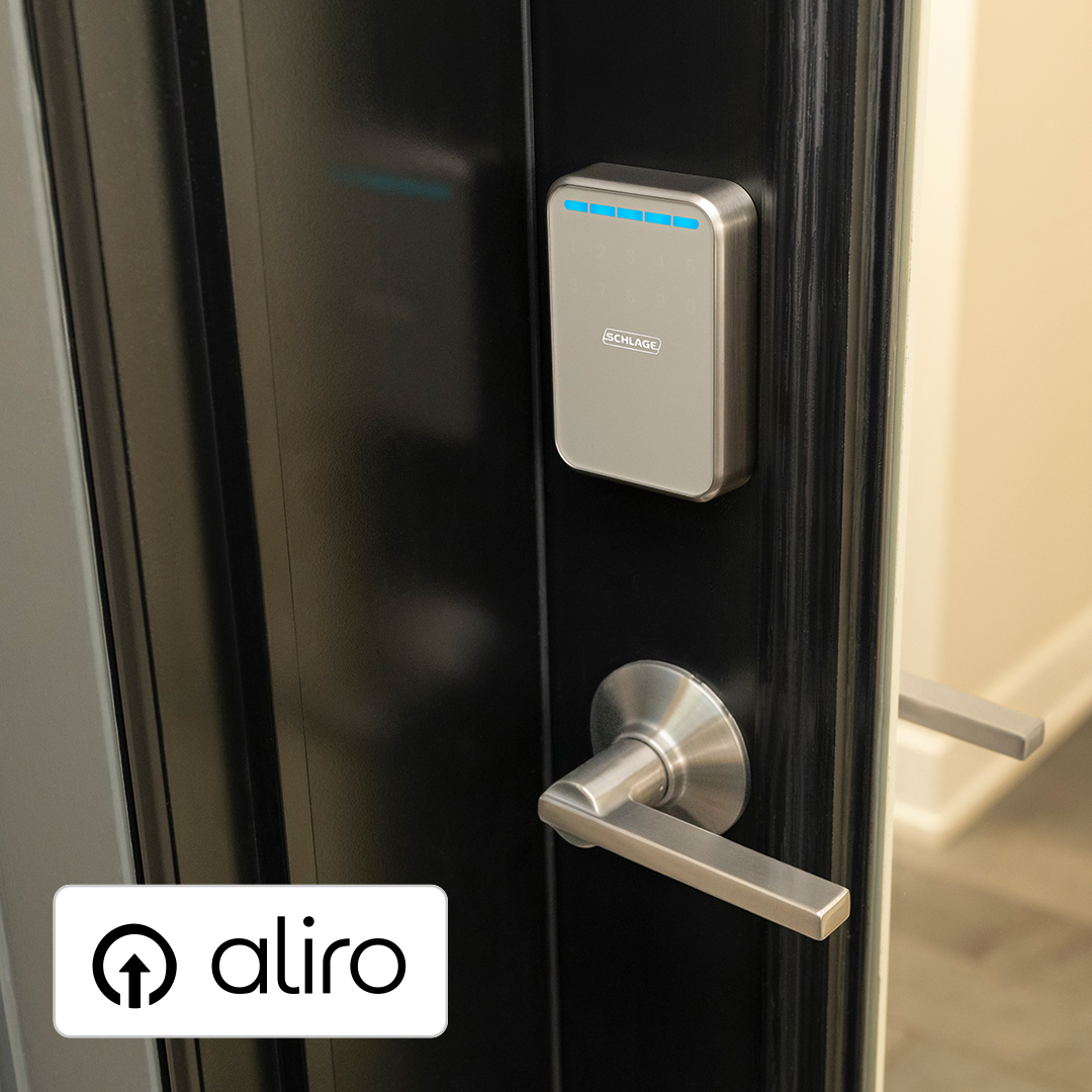 Serrure intelligente Schlage Sense Pro UWB sur une porte noire avec badge Aliro